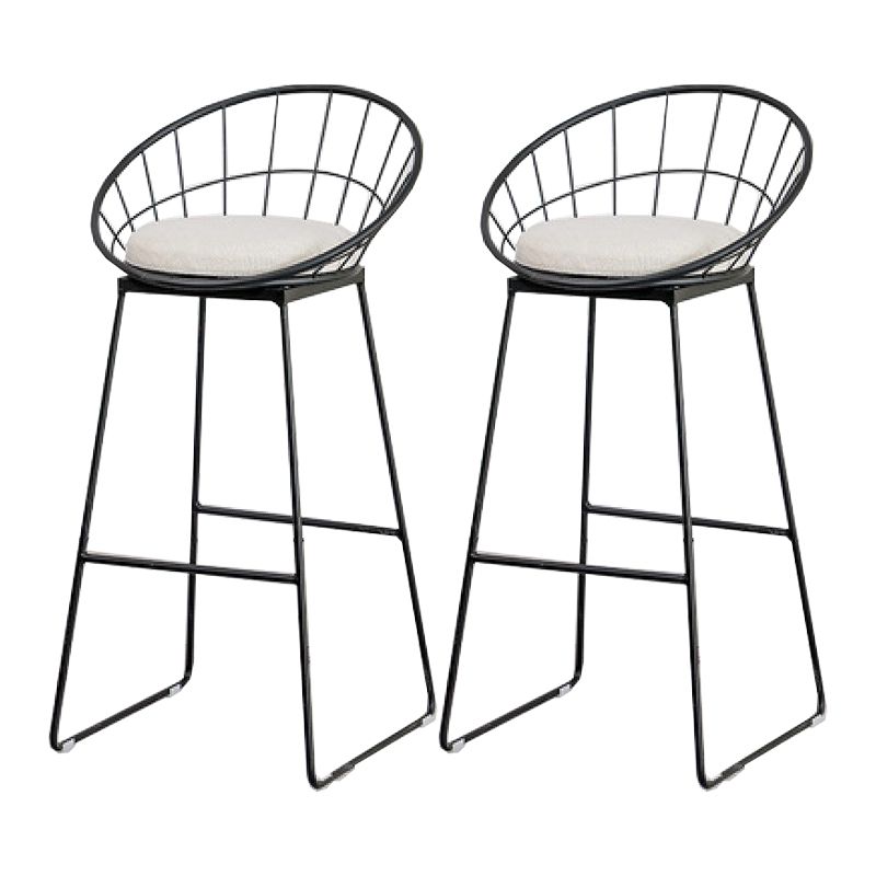 Skandinavisk metall barstol tyg motpall i matt finish för inomhusbruk