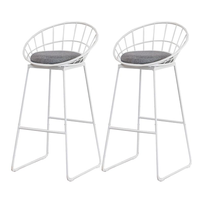 Skandinavisk metall barstol tyg motpall i matt finish för inomhusbruk